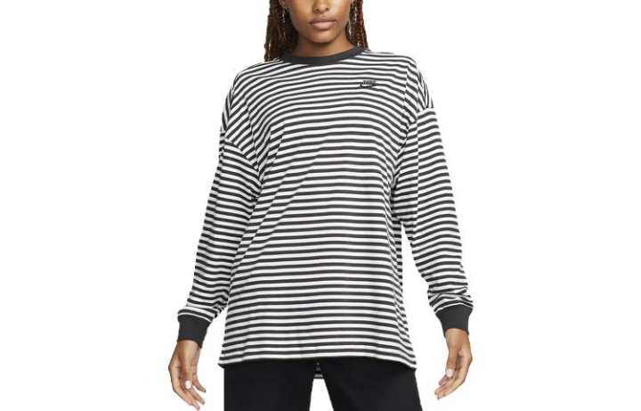 Nike Nike T Shirts Women's Black Crew Neck Moderate Straight Fit
