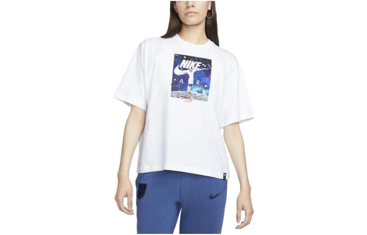 Nike Nike T Shirts Women's White Crew Neck Moderate Straight Fit