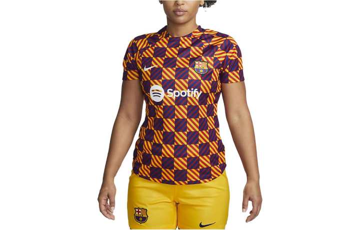 Nike Nike T Shirts Women's Orange Crew Neck Moderate Straight Fit