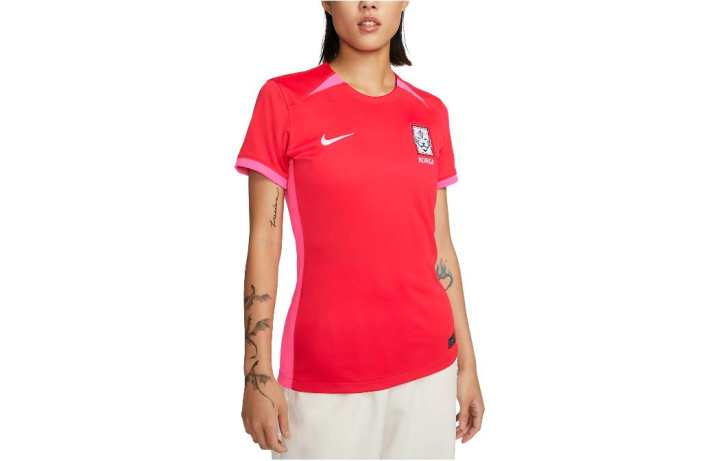 Nike Nike T Shirts Women's Red Crew Neck Moderate Straight Fit