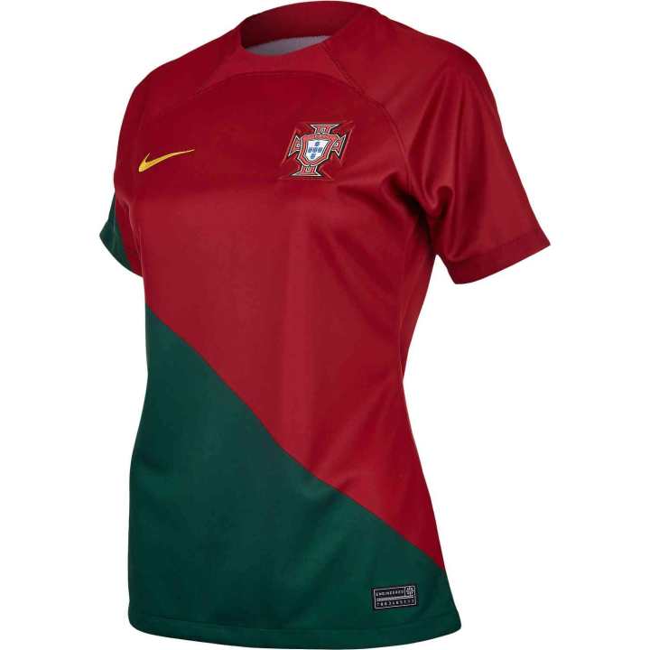 Nike Nike T Shirts Women's Red Crew Neck Moderate Straight Fit