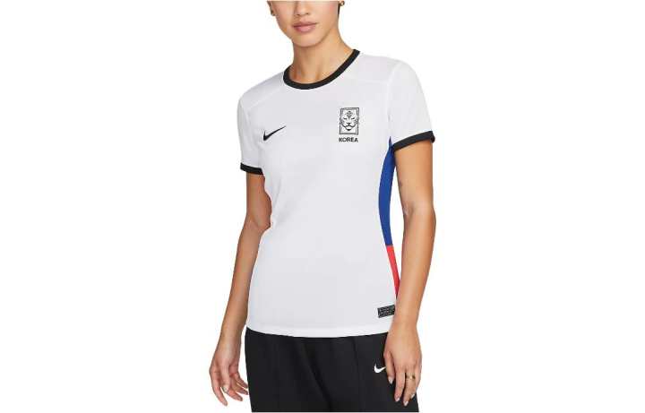 Nike Nike T Shirts Women's White Crew Neck Moderate Straight Fit