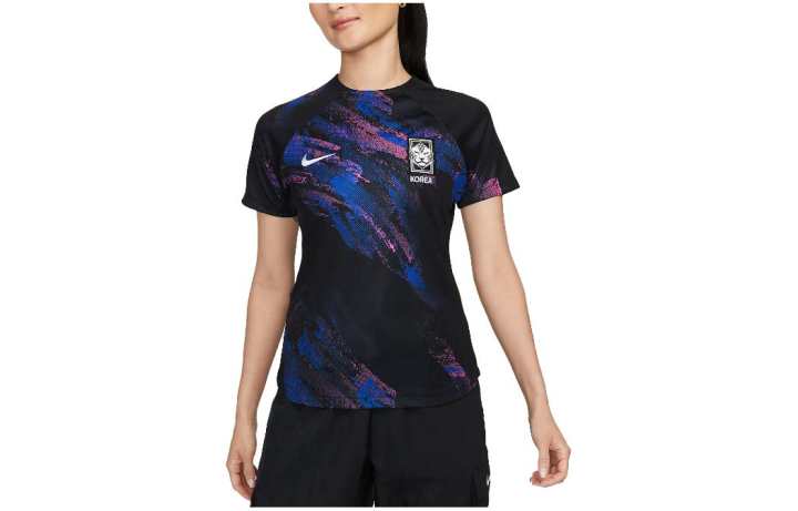 Nike Nike T Shirts Women's Black Crew Neck Moderate Straight Fit