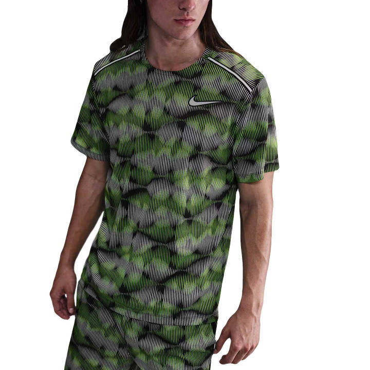 Nike Nike MILER T Shirts Men's Black/Green/White/Metal Silver Crew Neck Moderate Straight Fit