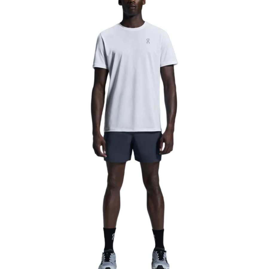 On On 7 Core logo shorts