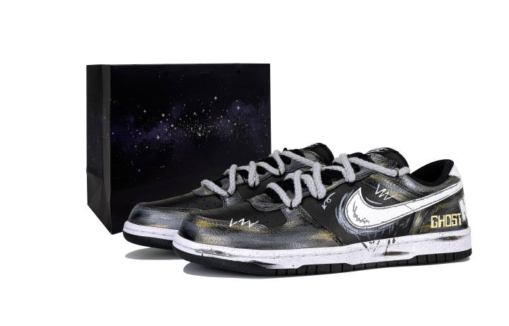Nike Nike Big Abrasion Resistant Low top Skateboard Shoes Men's Black Gold