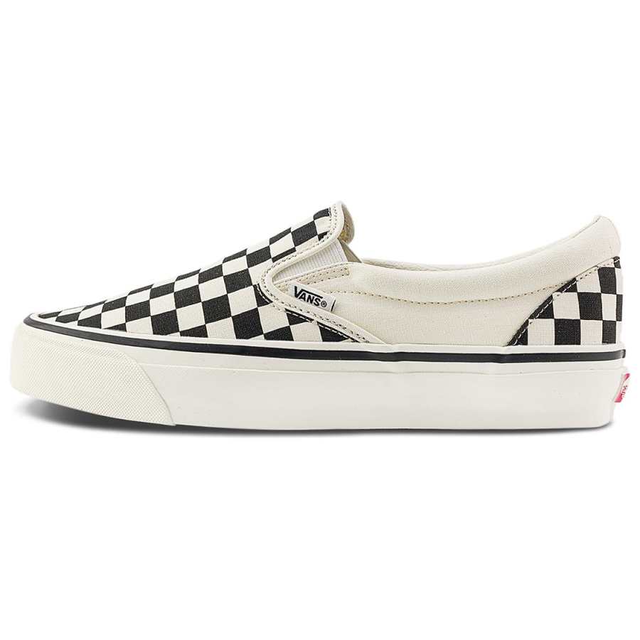 Vans Slip on Abrasion Resistant Abrasion Resistant Low top Skateboard Shoes Unisex Black White