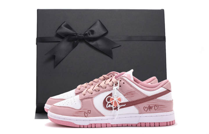 Nike Nike Dunk Abrasion Resistant Abrasion Resistant Low top Skateboard Shoes Women's Pink White