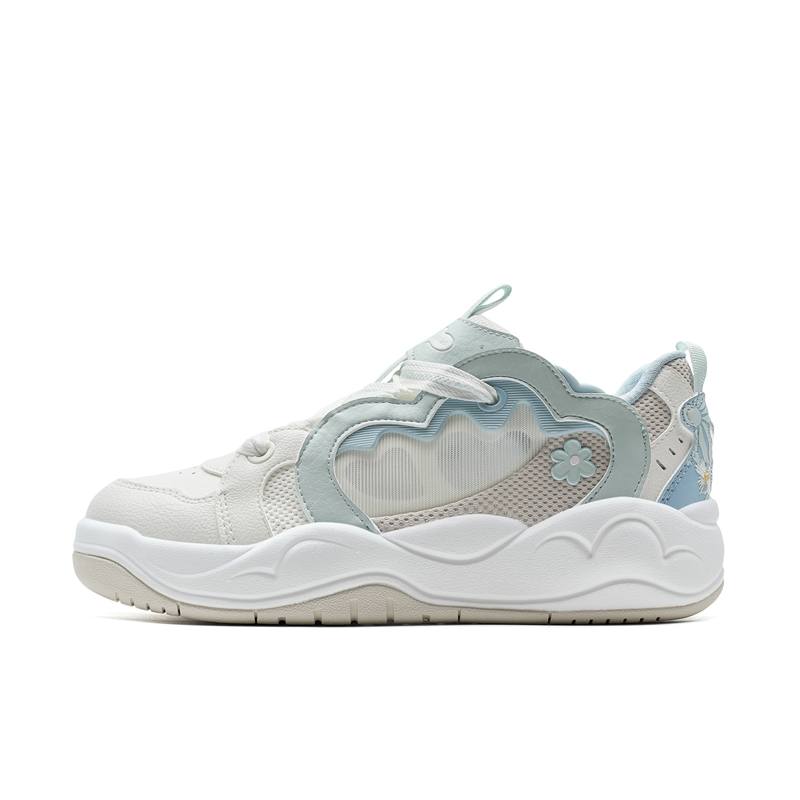 XTEP Breathable And Slip Resistant Height Increasing Low top Skateboard Shoes Women's White Blue