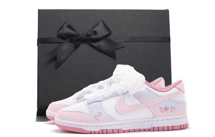Nike Nike Dunk Abrasion Resistant Abrasion Resistant Low top Skateboard Shoes Women's Pink White