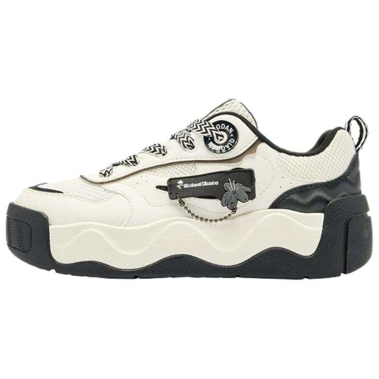 QIAODAN Slip Resistant And Breathable Low top Skateboard Shoes Women's White Black