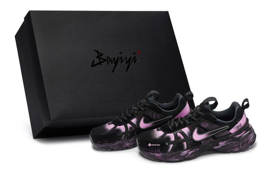 Nike Nike V2K Run Abrasion Resistant Abrasion Resistant Low top Running Shoes Women's Black Pink