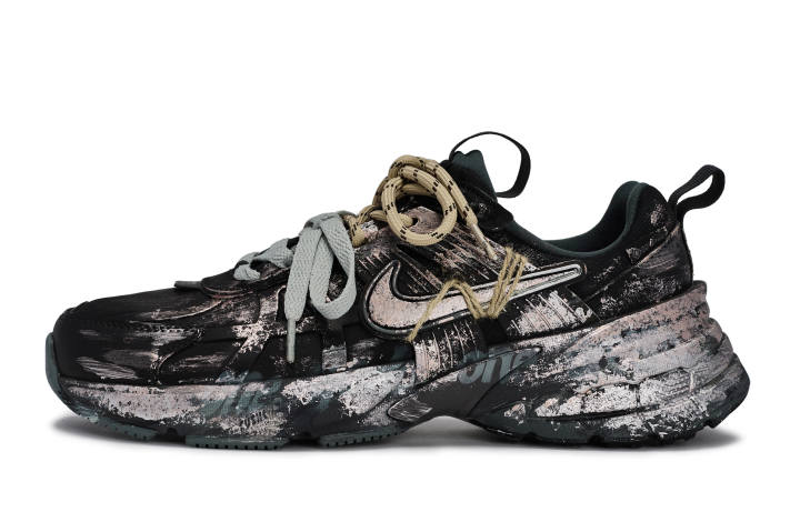 Nike Nike V2K Run Abrasion Resistant Abrasion Resistant Low top Running Shoes Women's Black Silver Copper