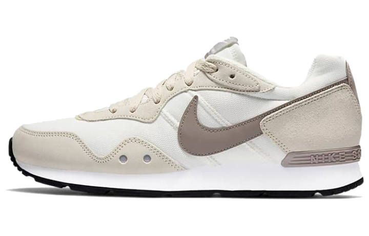 Nike Nike Venture Runner Fossil