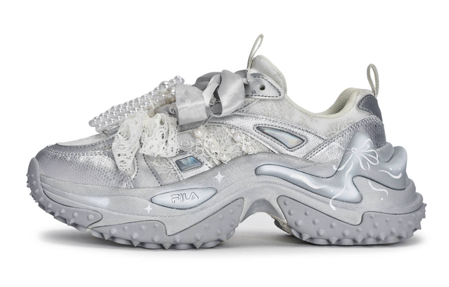 FILA SOFIA 3 Walking Planet, Silver Ling Chiffon Abrasion Resistant Low top Casual Shoes Women's Gray White Silver
