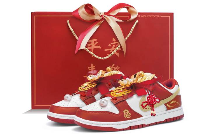 Nike Nike Dunk Low top Skateboard Shoes Women's Red Gold