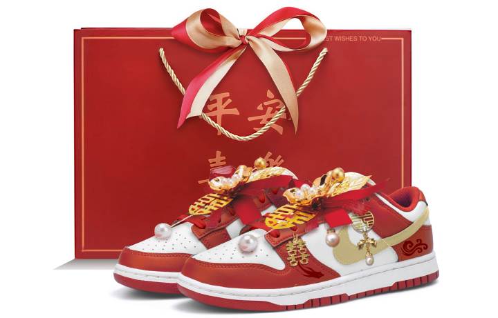 Nike Nike Dunk Low top Skateboard Shoes Women's Red Gold