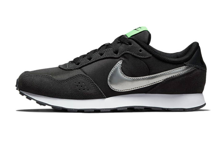 Nike Nike MD Valiant Low top Running Shoes Black Silver Vintage Unisex