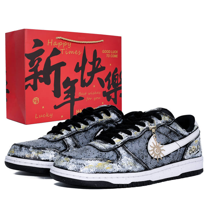 Nike Nike Big Abrasion Resistant Low top Skateboard Shoes Men's Black Gold