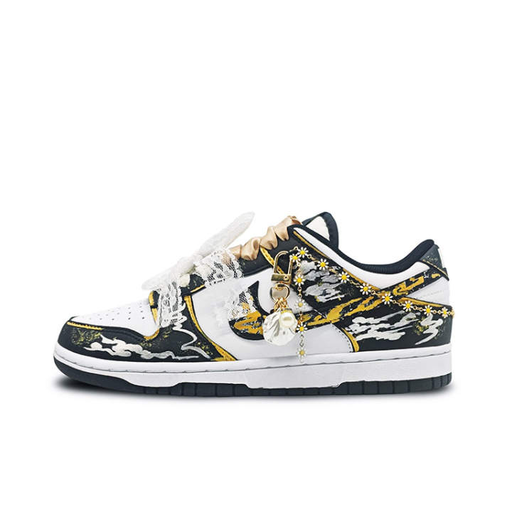Nike Nike Dunk The Bustling Of Smoke Canopies Coverage Slip Resistant Low top Skateboard Shoes Unisex Black Pink