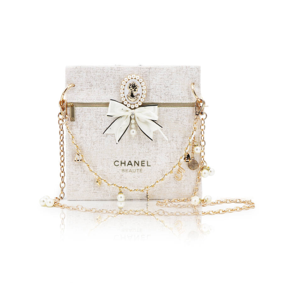 CHANEL Custom Makeup Bag Steam Puppet, Coral Sea, Design Sense, Niche, White Envelope Bag Portable Storage White Gold