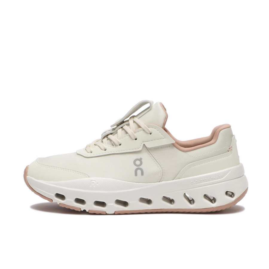 On THE ROGER Low top Tennis Shoes Women's White